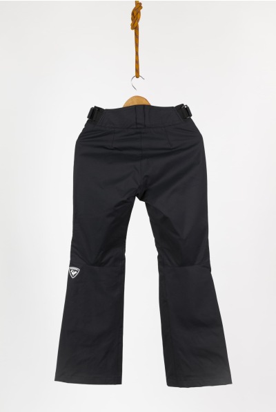 Alquiler de elegantes pantalones de esquí para mujer en los Alpes franceses.