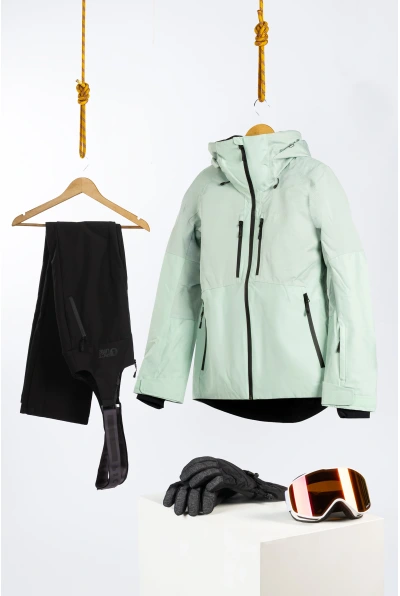 Location combi ski et snowboard Femme Picture by Orentees Les Arcs