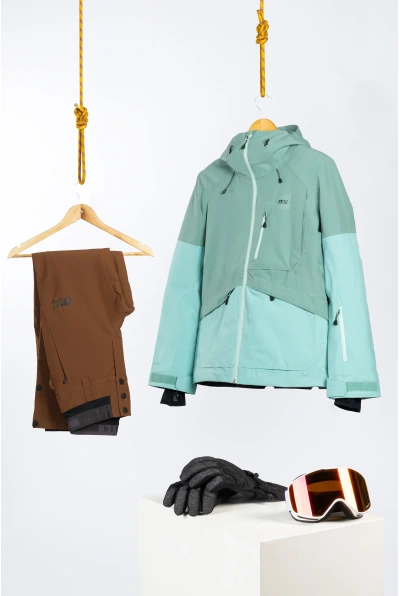 Location combinaison ski et snowboard femme Picture by Orentees les gets