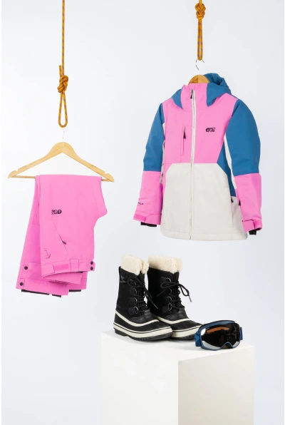 location combinaison de ski et snoboard pour enfant fille Picture avec Orentees livrée aux Arcs Paradiski